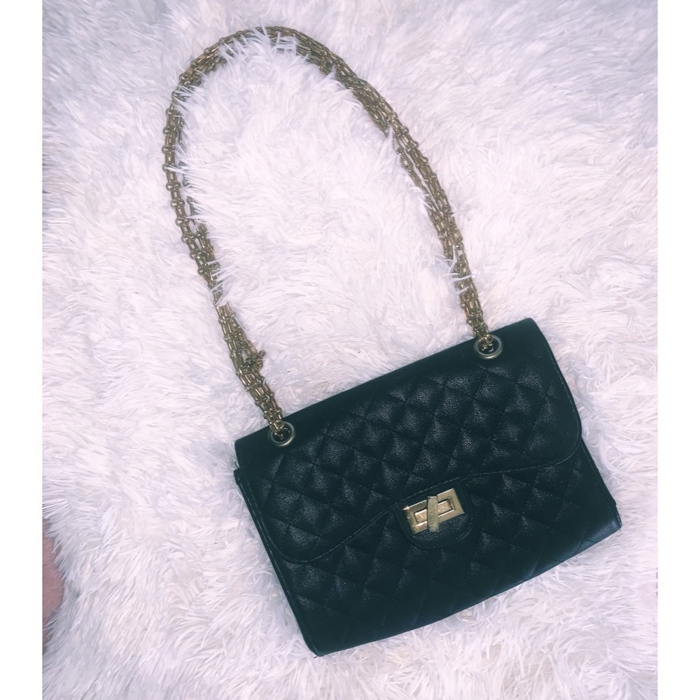🆕✨Black Quilted Purse w/ Gold Chain✨🆕